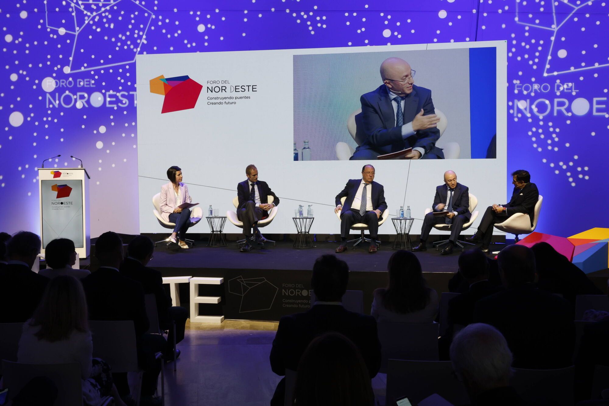 Un momento de la mesa redonda “Visiones para el futuro agroalimentario” con José Armando Tellado, de Central Lechera Asturiana, Carlos Moro, de Matarromera, José Manuel Ferreño, de Vegalsa Eroski y José Cabanas, de Hijos de Rivera. Modera Covadonga Jiménez de La Nueva España.