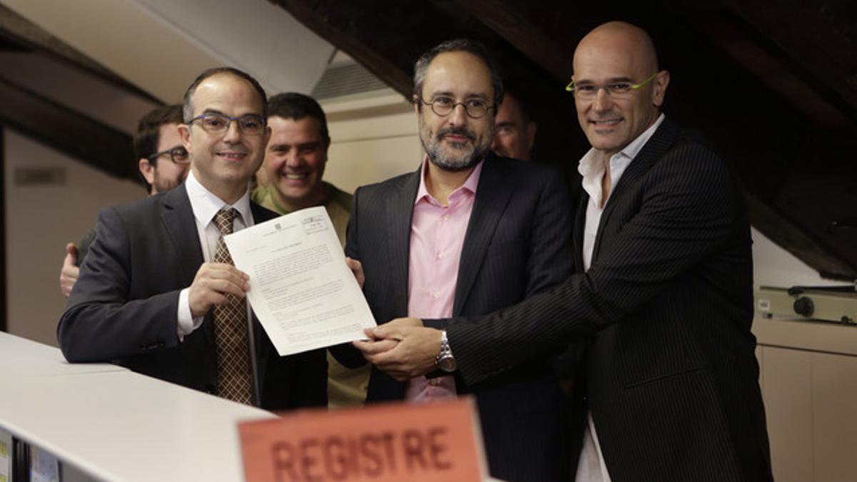 Los diputados de Junts pel Sí y la CUP presentan en el Parlament el anexo a su propuesta de resolución independentista.