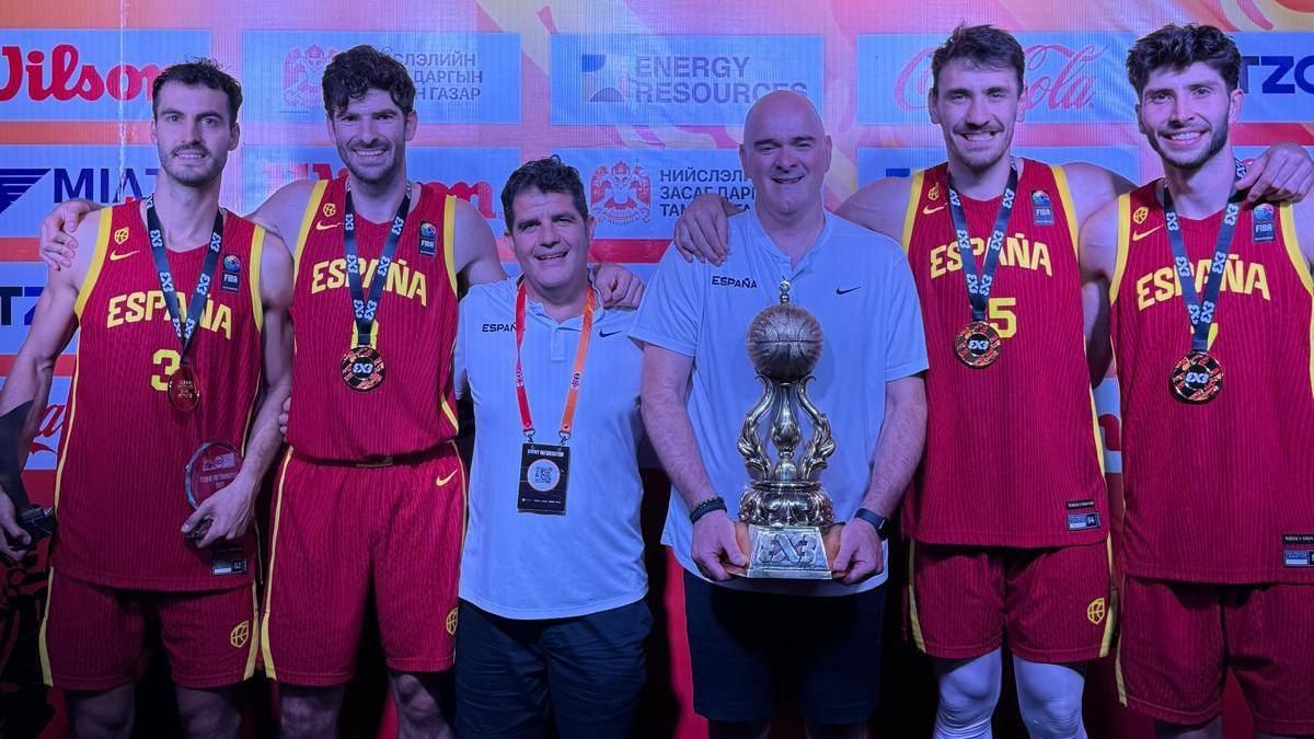 Pedro Meléndez junto a la Selección Masculina 3x3 con la Copa del Mundo