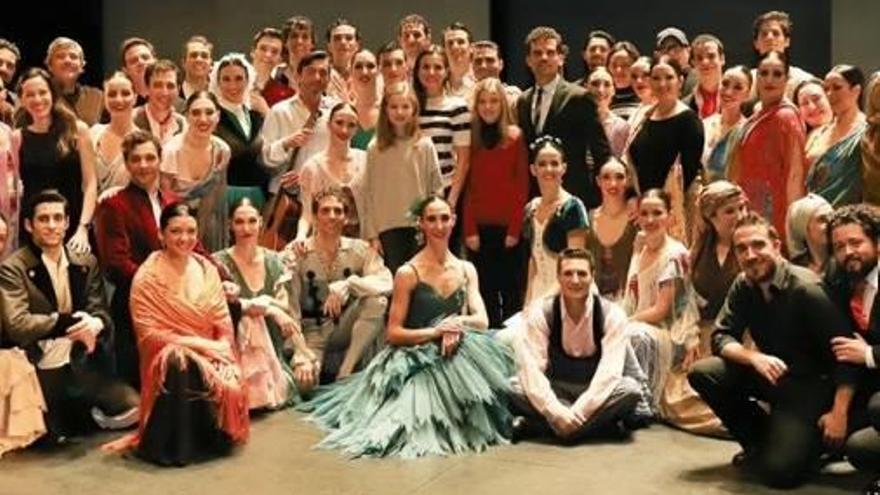 Imagen de la Reina, la Princesa y la Infanta con el Ballet.