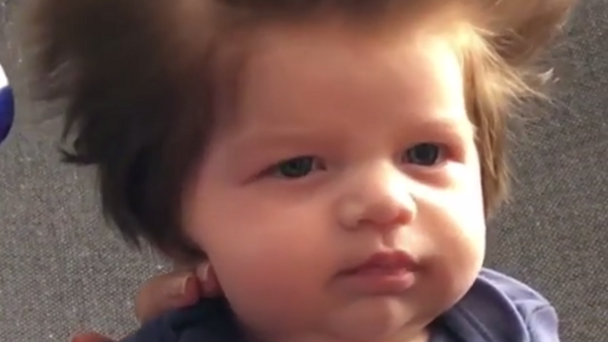 El bebé de 9 semanas que se ha convertido en viral por su pelo