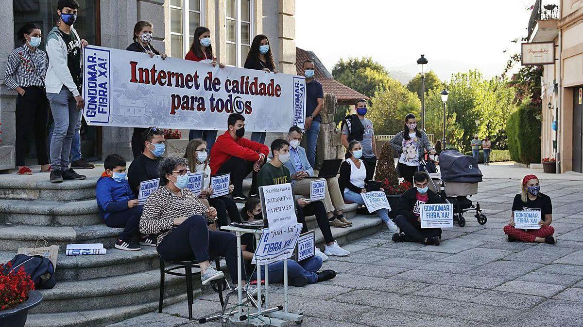 Vecinos concentrados ayer ante el Concello de Gondomar con sus portátiles.