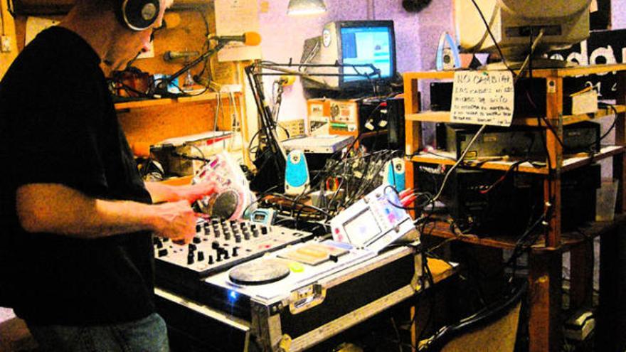 File Under Tone presentarà un «live» basat en els solcs «silenciosos» dels vinils favorits de l'artista |