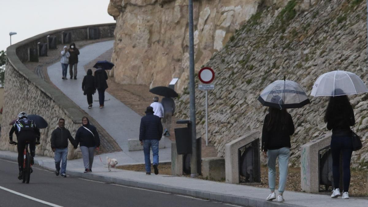 Peatones durante las horas permitidas de salida en Zamora capital.