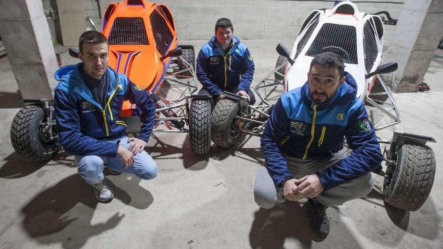 Los tres pilotos estradenses posan con dos de sus nuevas monturas, ayer, en A Estrada. // Bernabé/Cris M.V.