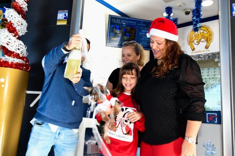 22-12-19  GRAN CANARIA. ZONA SUR. SAN BARTOLOME DE TIRAJANA. Seguimiento de la Loteria de Navidad en la Zona Sur, en la foto la Administracion de Loteria del Centro Comercial El Tablero que dio un 5º Premio. Fotos: Juan Castro.  | 22/12/2019 | Fotógrafo: Juan Carlos Castro