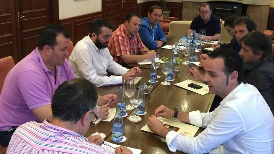 Por la izquierda, Toño Sánchez (Incatur, de Cangas de Onís), Luis Fernando Bulnes y Bruno Lombán (Hostelería de Ribadesella), Sabino Martínez (Aritur, de Ribadesella), Javier Garaña (Allares, de Llanes), Belisario Suárez (Hotupa, de Parres), Vanesa Suco (Incatur), Nacho Montes (Coservi, de Piloña), Julio Guzmán (Tiatordos, de Ponga) y Ángel Bada (Fomtur, de Llanes), reunidos, ayer, en Covadonga.