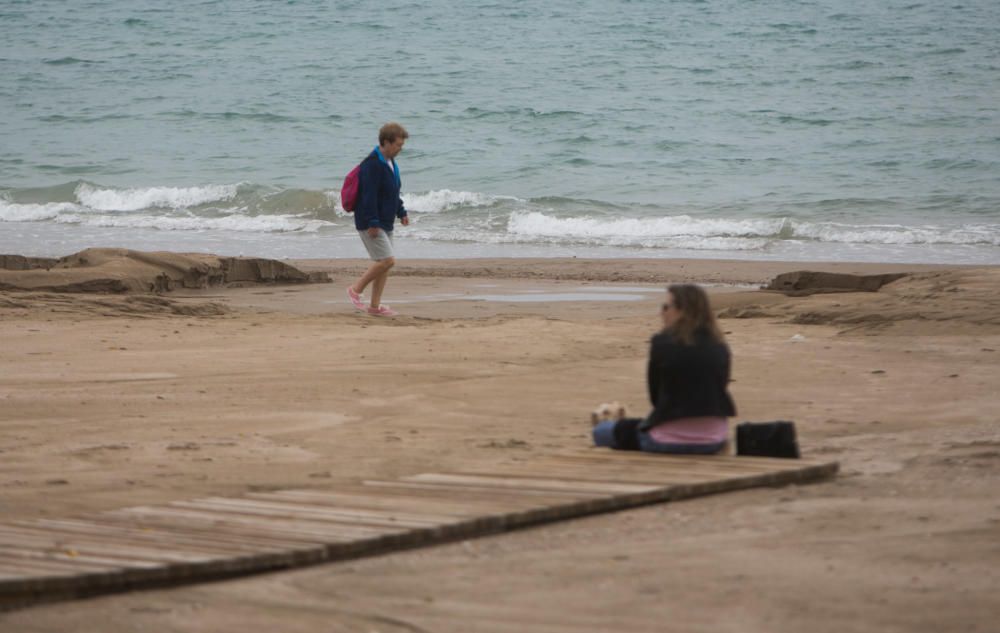 Imágenes de la playa de San Juan, donde la lluvia ha ocasionado serios daños en el arenal y el paseo peatonal.