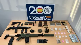 La Policía Nacional incauta armas de guerra en Terrassa en una operación contra el narcotráfico