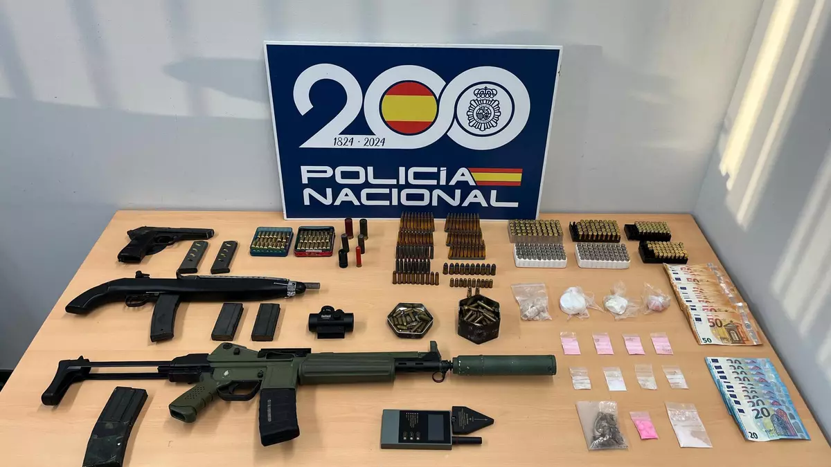 La Policía Nacional incauta armas de guerra en Terrassa en una operación contra el narcotráfico