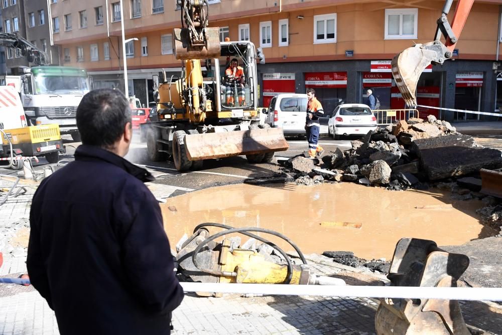 Socavón en O Ventorrillo por una canalización rota