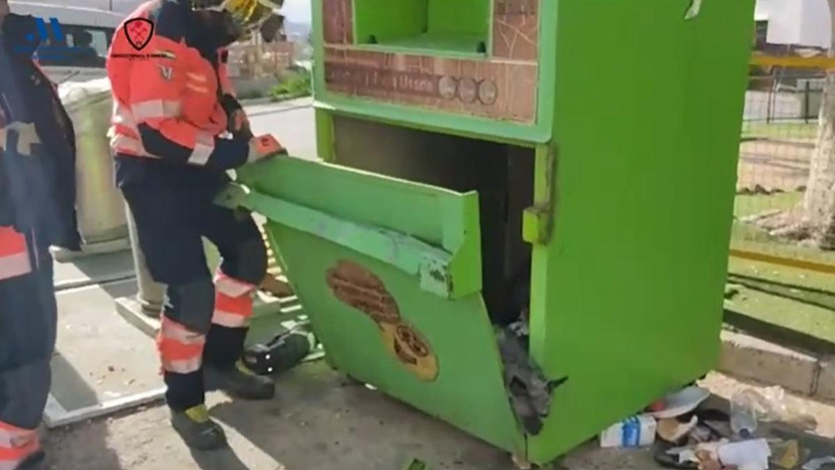 Efectivos del CPB rescatan a dos perros del interior de un contenedor de ropa en Álora