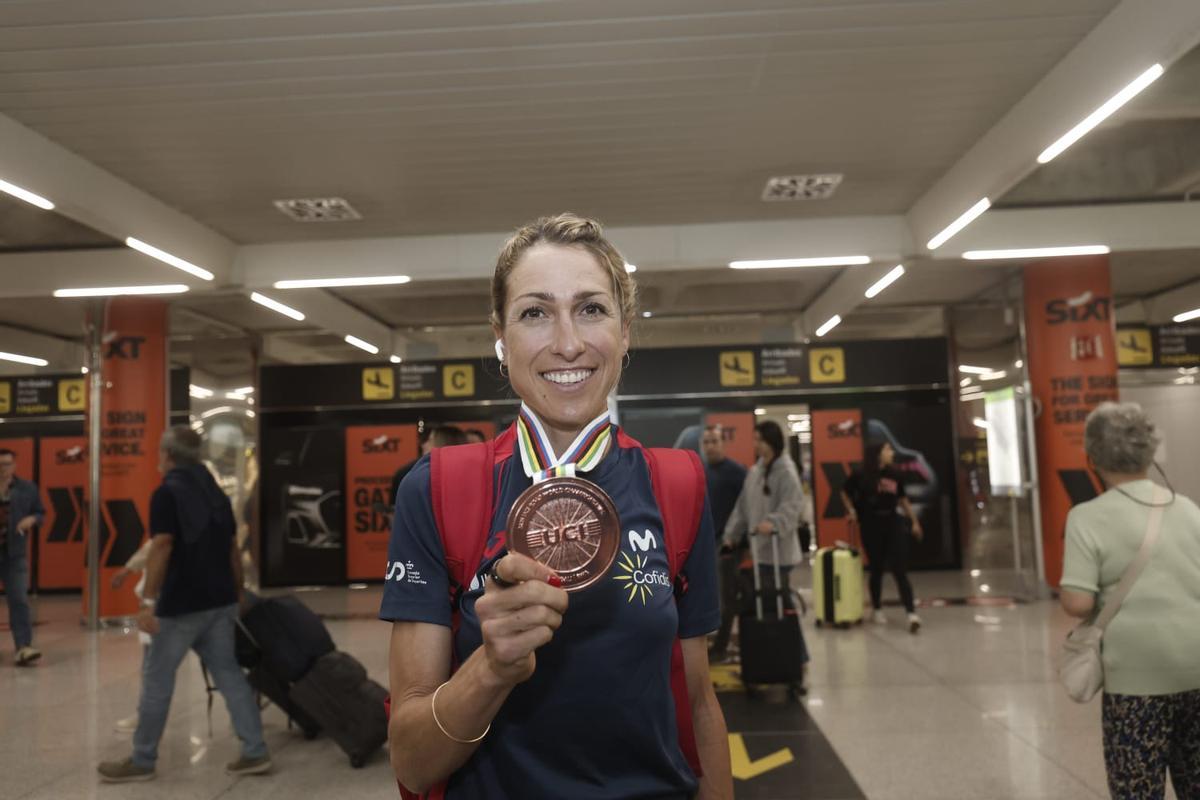 Mavi García llega a Palma tras el bronce que logró el pasado sábado en el Mundial de Ruanda