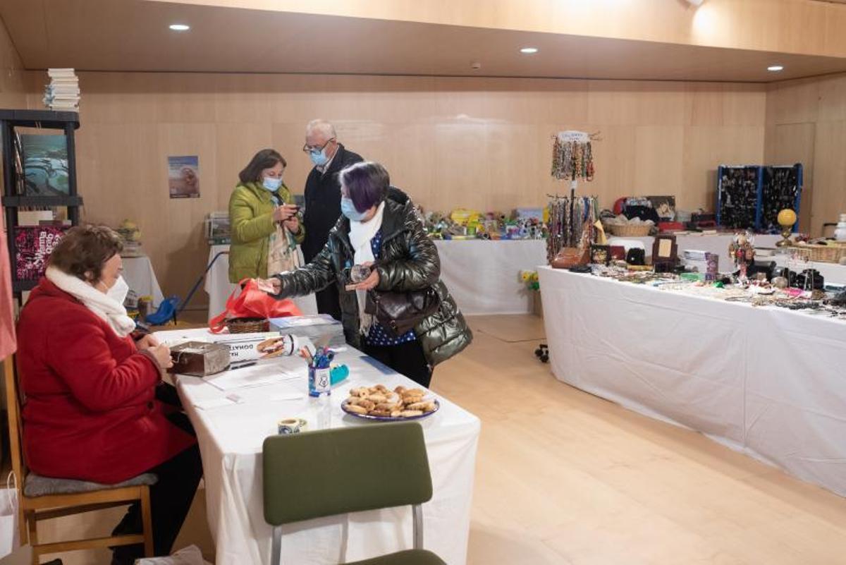 Manos Unidas recupera el rastrillo solidario por Semana Santa | EMILIO FRAILE