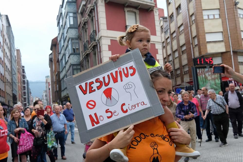 Siete mil personas claman en Langreo contra el cierre de Vesuvius