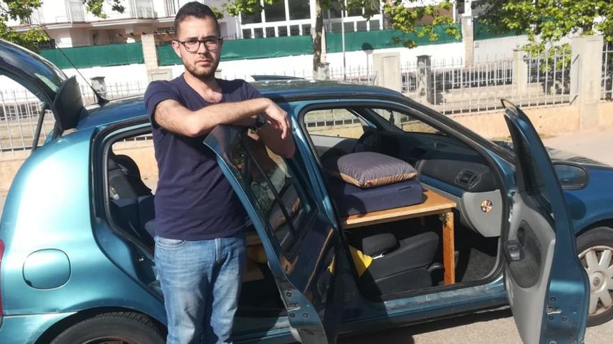 El profesor mallorquín Daniel Rioja vivió en su Renault Clio cerca de un mes al no encontrar piso asequible en Eivissa. | 