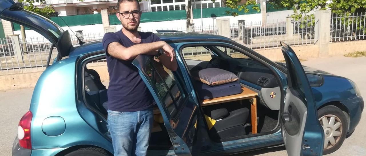 El profesor mallorquín Daniel Rioja vivió en su Renault Clio cerca de un mes al no encontrar piso asequible en Eivissa. | 