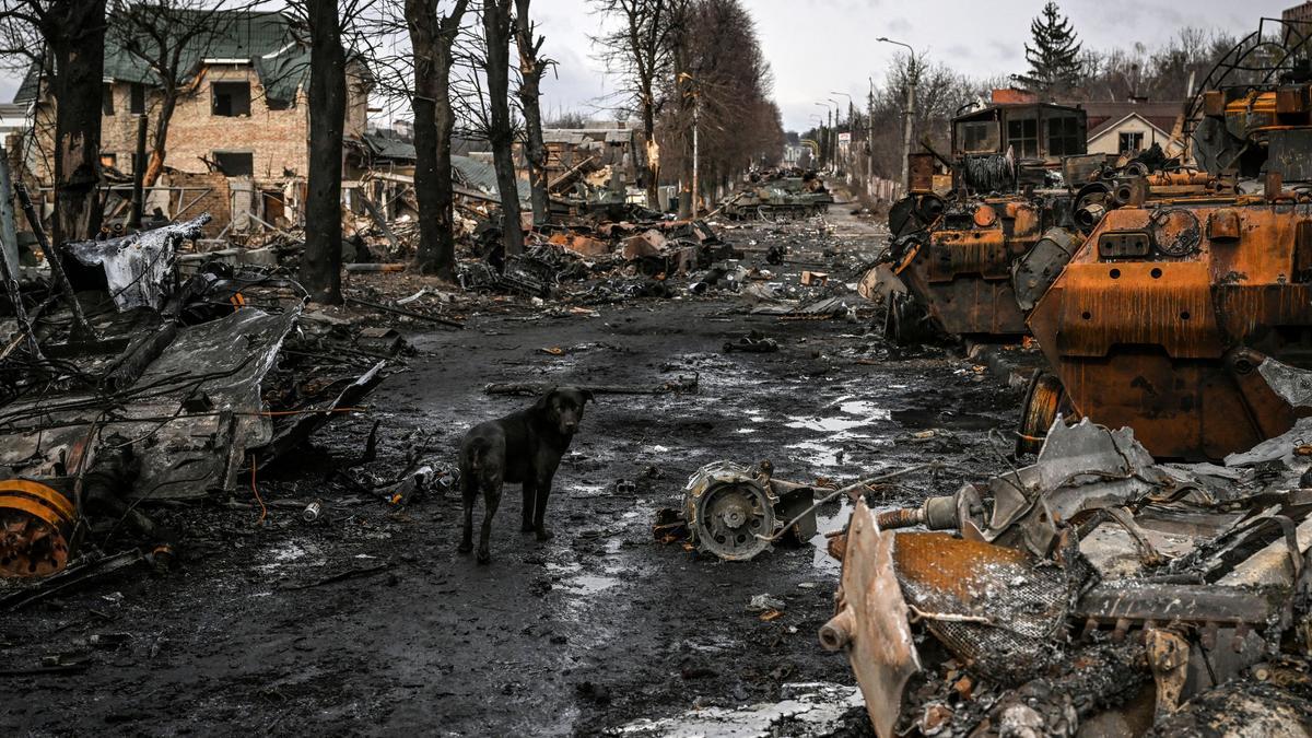 Una calle de la población de Bucha, cerca de Kiev, destrozada por vehículos armados rusos.