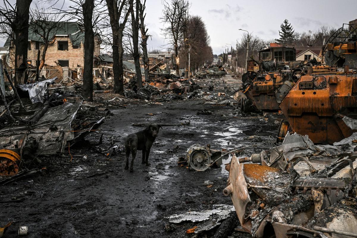 Una calle de la población de Bucha, cerca de Kiev, destrozada por vehículos armados rusos.