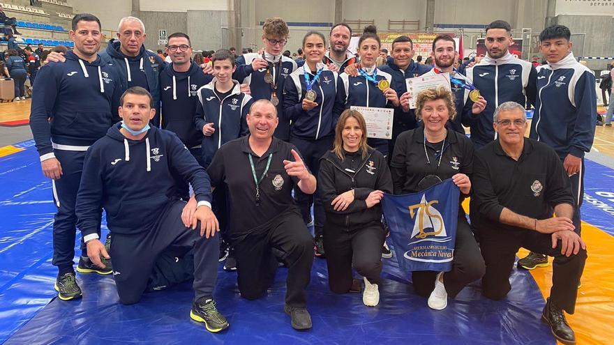 Varios de los luchadores posan con sus medallas junto a los técnicos de la Federación Balear de Lucha