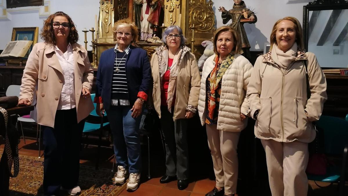 Valentina Asensio (centro) con las hermanas que integran la nueva junta directiva de la cofradía.
