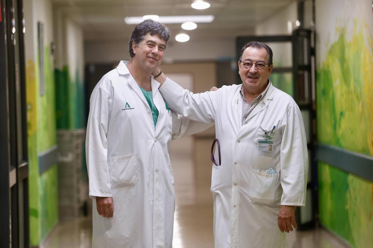 Los coordinadores de trasplantes José María Dueñas y Juan Carlos Robles, en el hospital Reina Sofía de Córdoba.