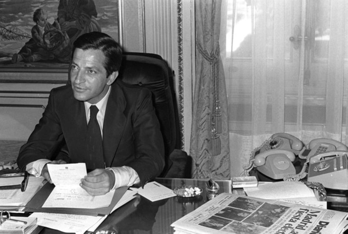 Adolfo Suárez, en una imatge d’arxiu del juny del 1977, al seu despatx. Adolfo Suárez, en una imatge d’arxiu del juny del 1977, al seu despatx.