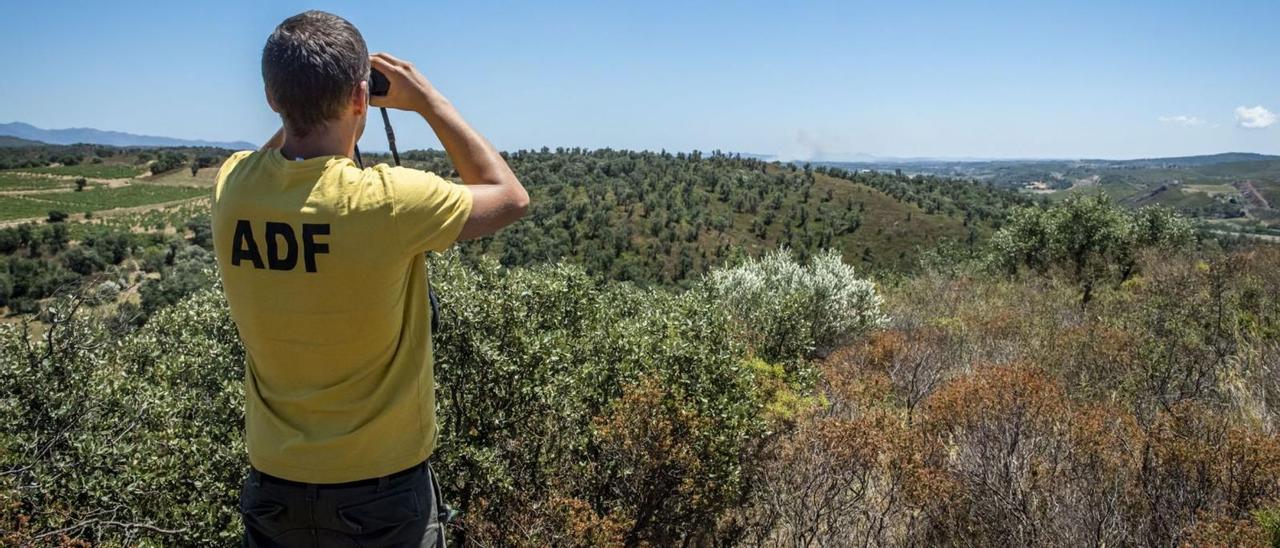 La vigilància dels voluntaris de les ADF és una tasca necessària, i molt preuada, per tal de prevenir els incendis i donar suport en l’extinció | JOSEP RIBAS