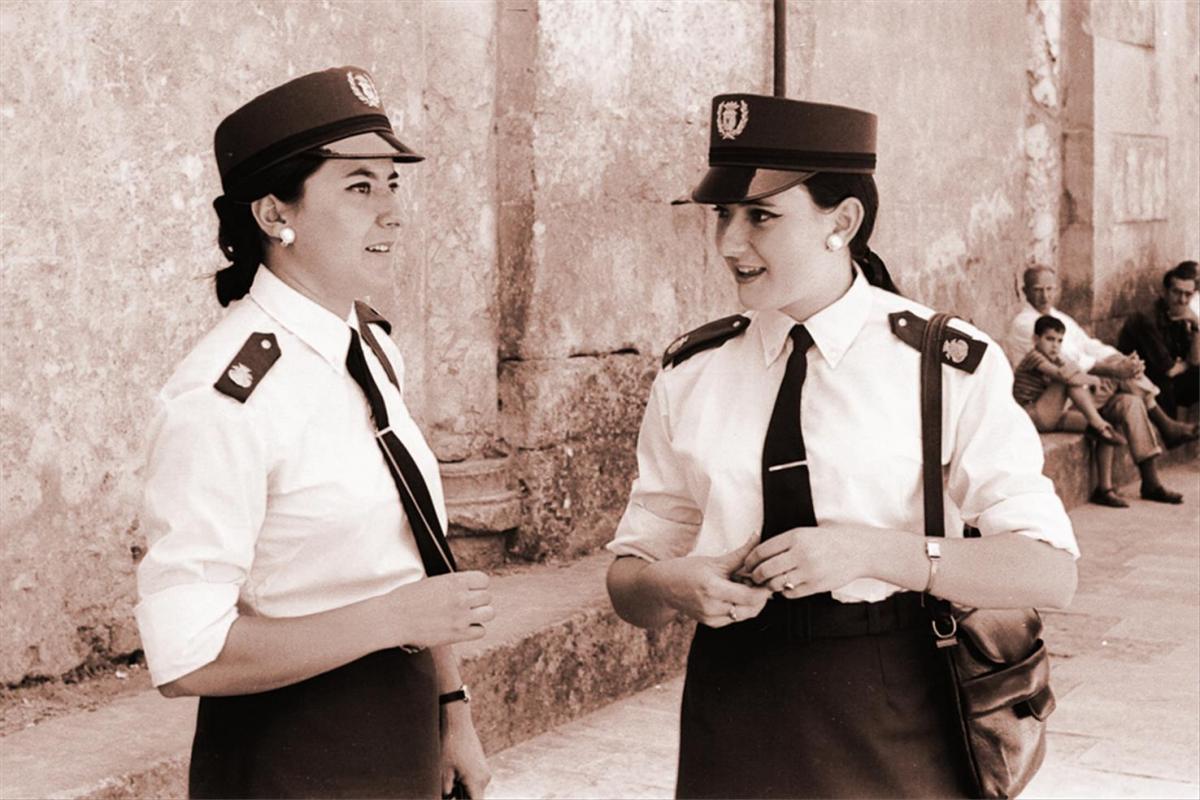 Cincuenta años de la mujer en la Policía Local: la lucha por quitarse el tacón