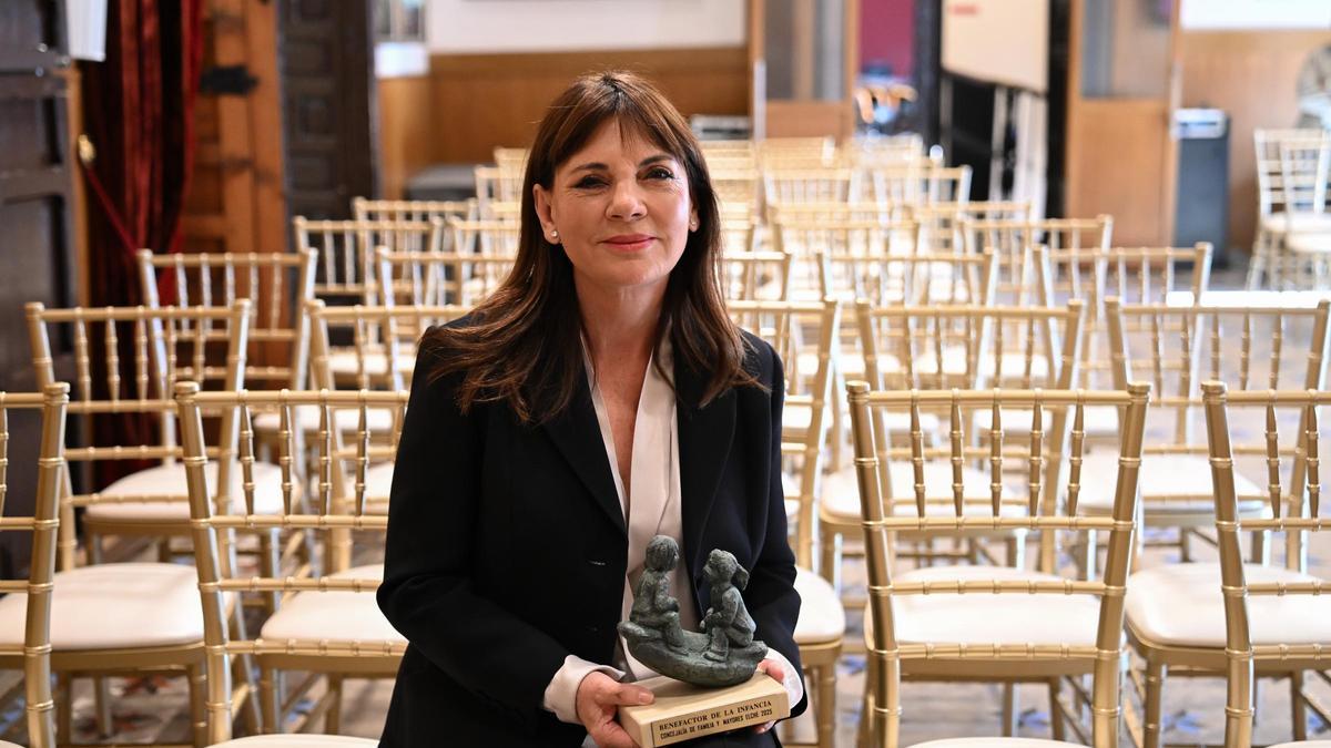 María José Martínez, presidenta de 'Un Abrazo de Luz' tras recibir hace semanas el premio de Benefactor de la Infancia por parte del Ayuntamiento de Elche