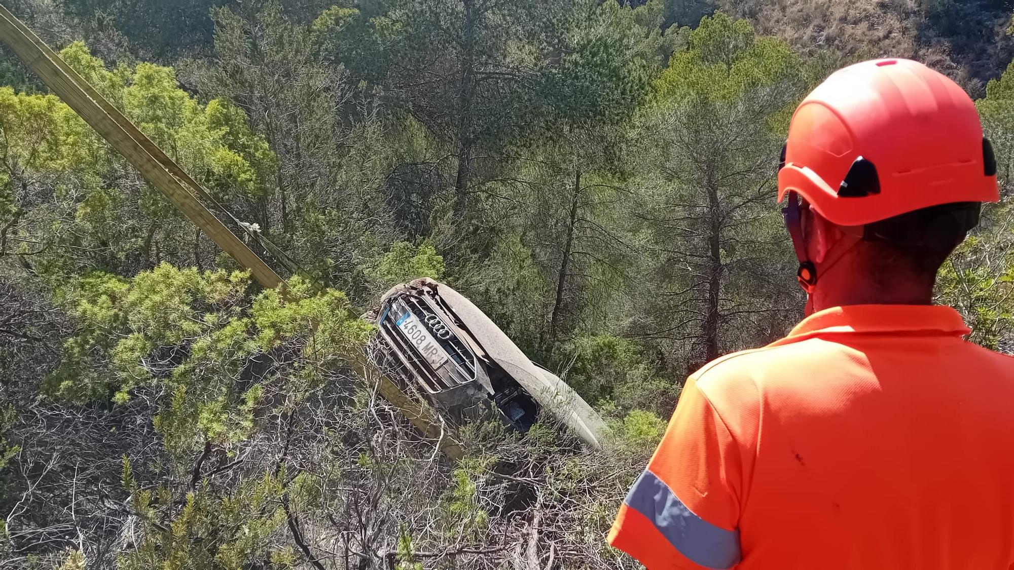 Galería: Rescatan un coche que había caído por un barrando de 28 metros en Ibiza