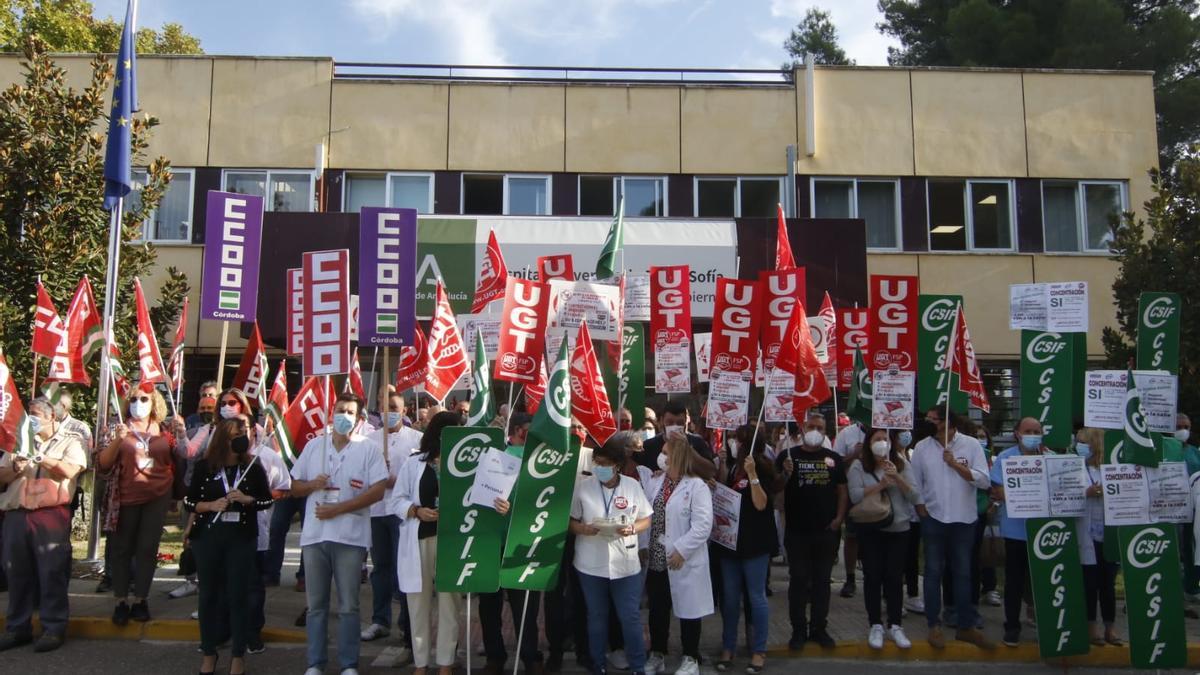 Concentración en el hospital Reina Sofía de CCOO, UGT y CSIF.