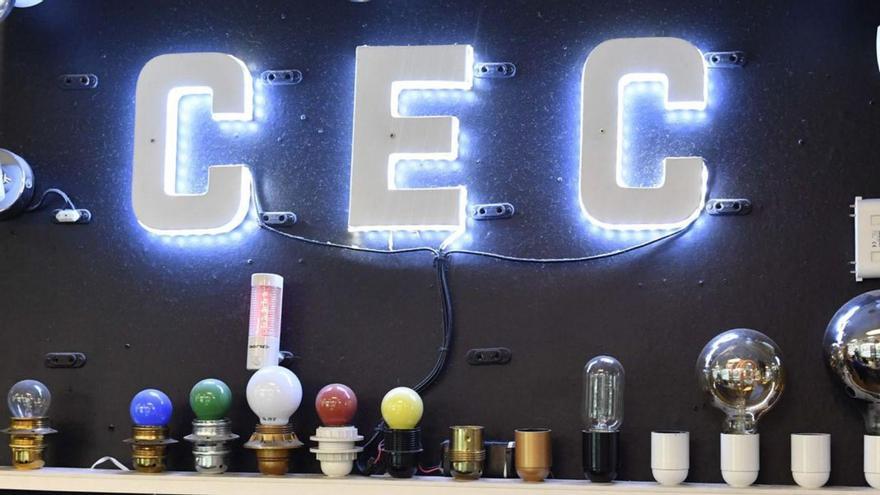 El letrero de Central Electrónica Coruñesa iluminado con tiras de diodos led que se venden en la tienda