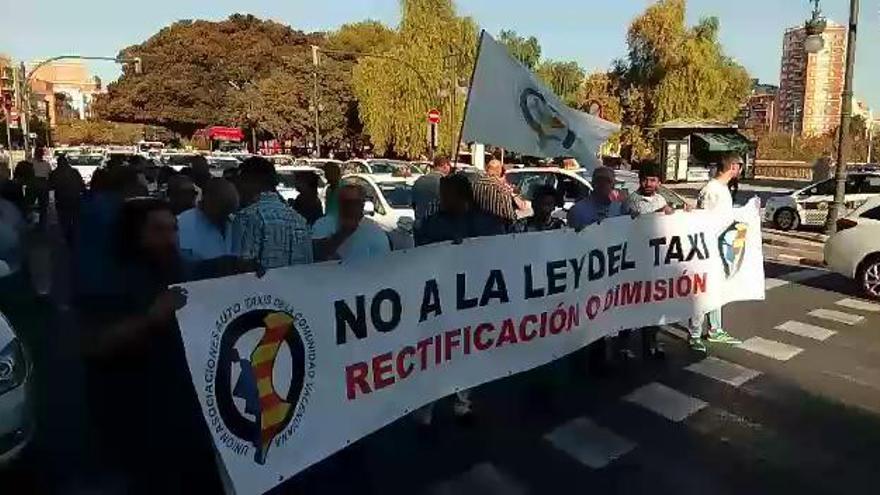 Protesta de los taxistas en València por la nueva ley del taxi