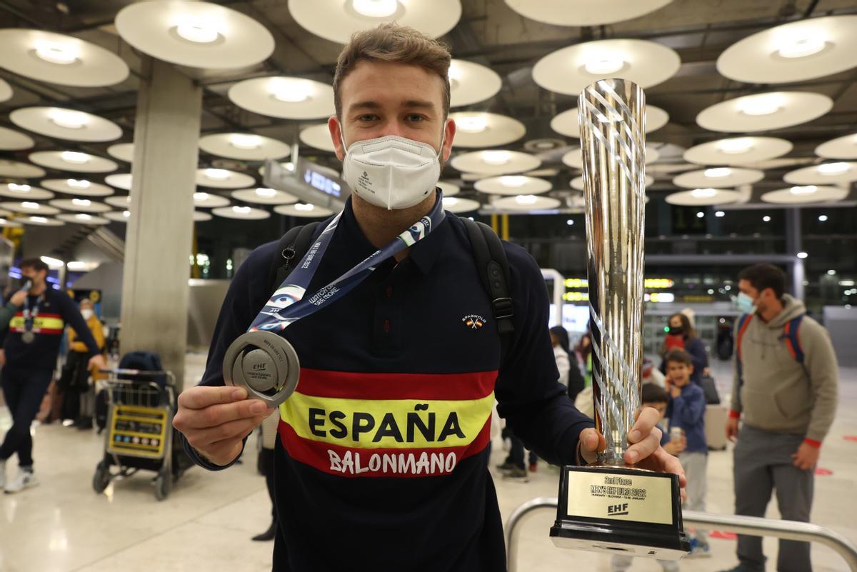 Gonzalo Pérez de Vargas, con su medalla y la copa