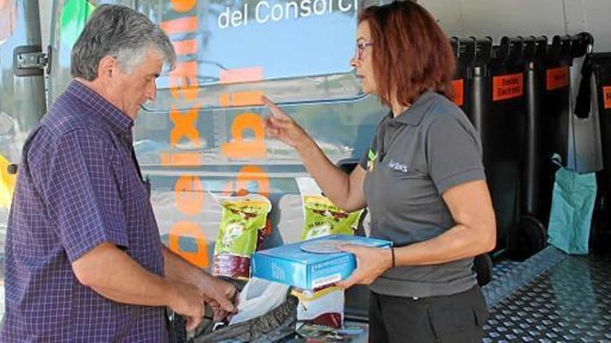 Un usuari porta objectes a la parada situada al carrer d&#039;Abat Oliba