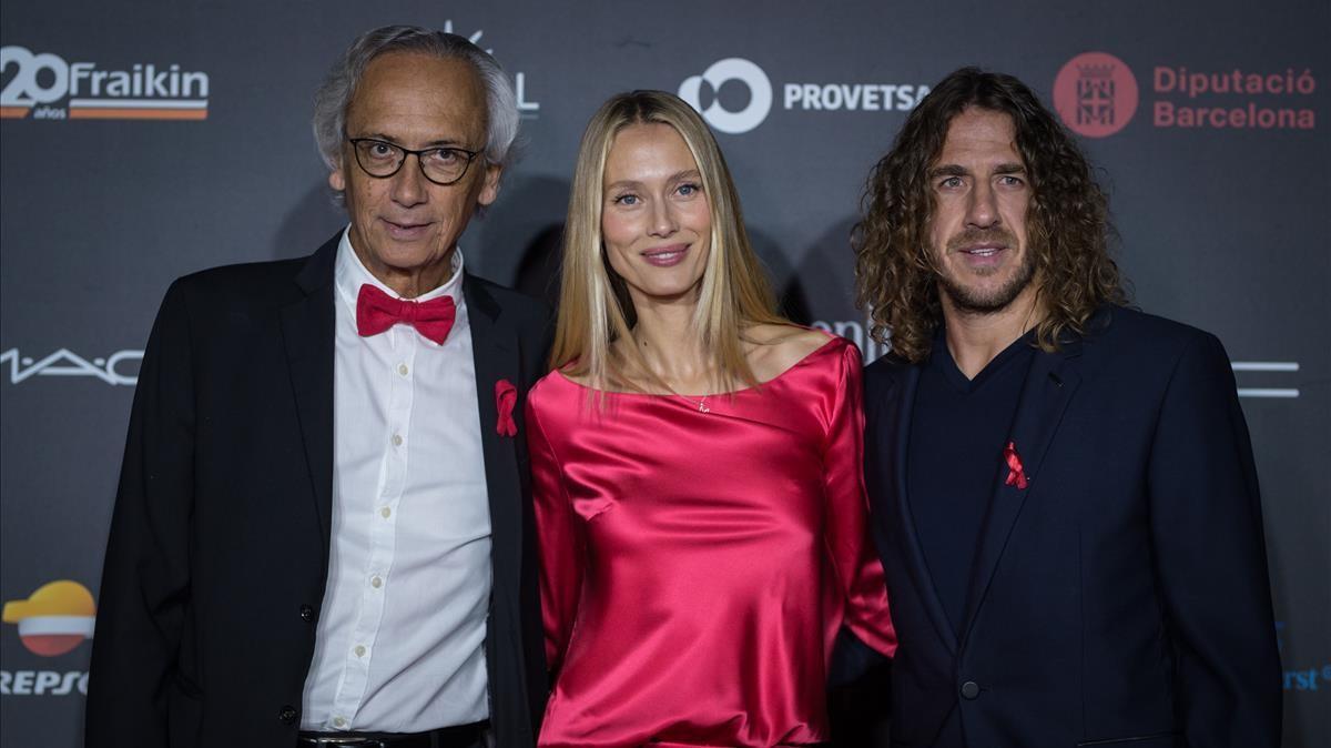  El doctor Bonaventura Clotet con Vanesa Lorenzo y Carles Puyol en la última gala contra el sida en Barcelona