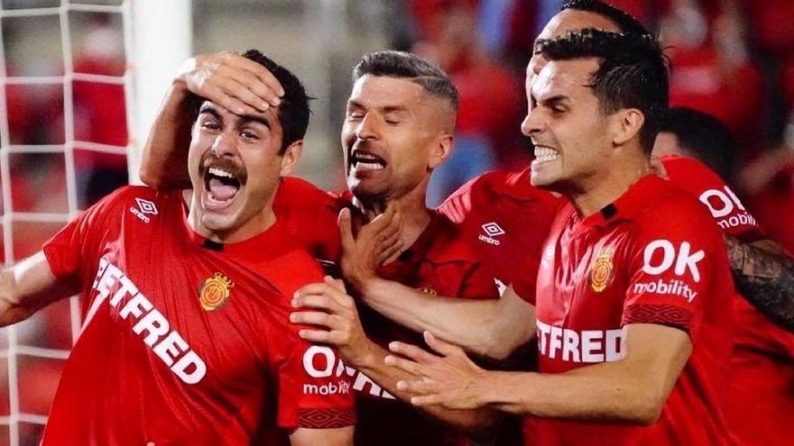 Die Spieler von Real Mallorca können den Aufstieg feiern.