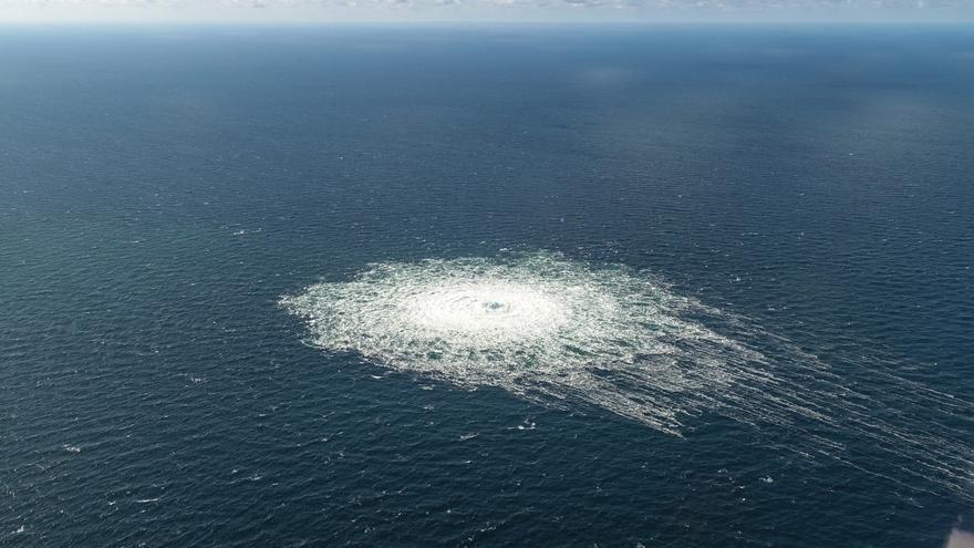 Vista aérea de una fuga en el gasoducto Nord Stream cerca de la isla de Bornholm, en Dinamarca.