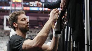 Pau Gasol firma autógrafos.