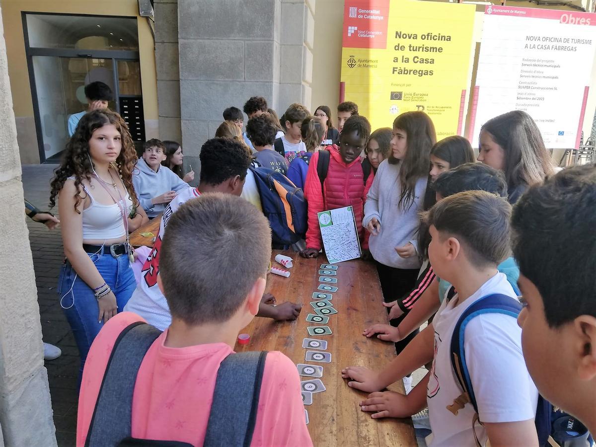 Alumnes a la plaça Major de Manresa, on havien de suèrar un parell de proves