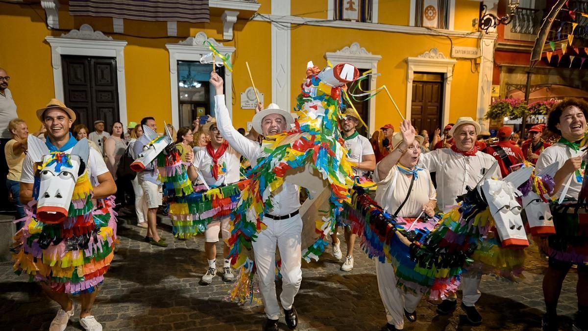 Los Caballitos de Fuego vuelven a llenar de color las calles de Gáldar