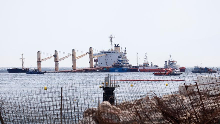 Una entrada de agua dificulta extracción del fueloil en el buque siniestrado en Gibraltar