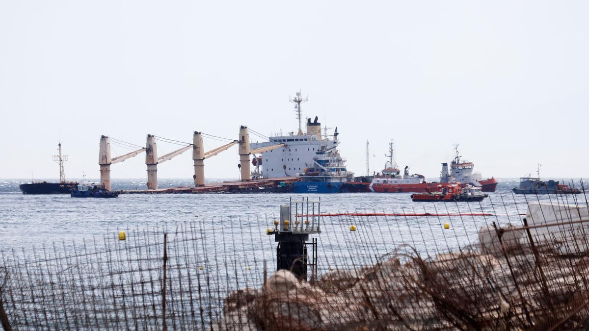 Vista del barco varado desde tierra.