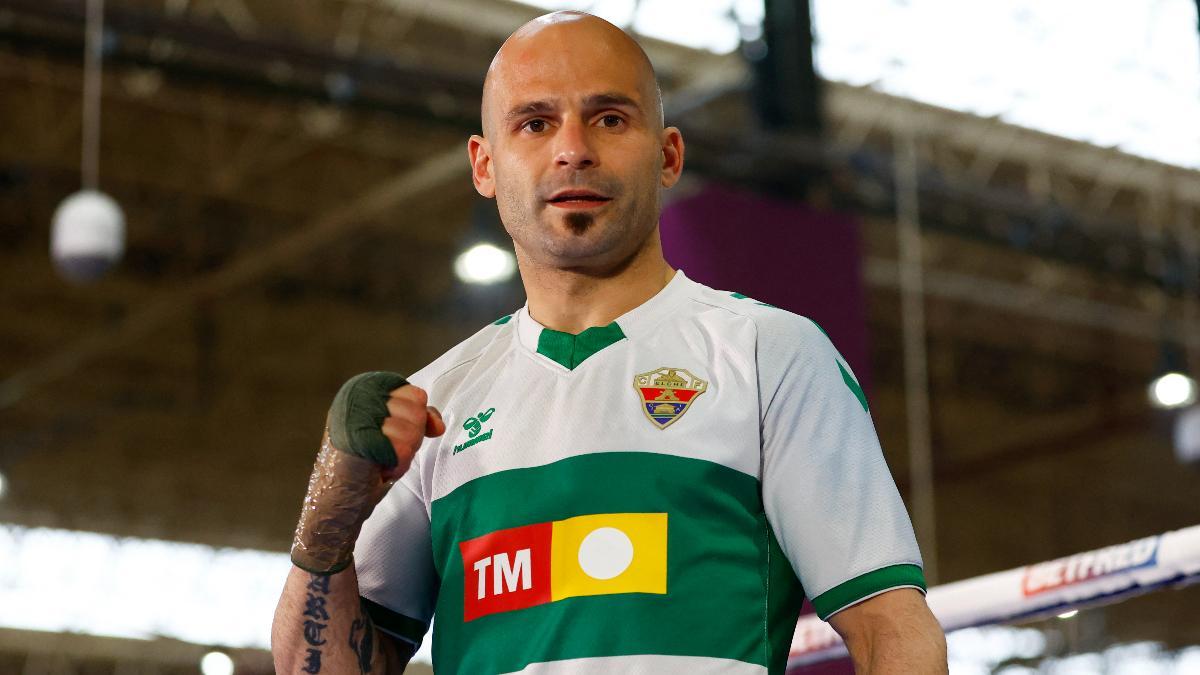 Kiko Martínez, orgulloso con su camiseta del Elche