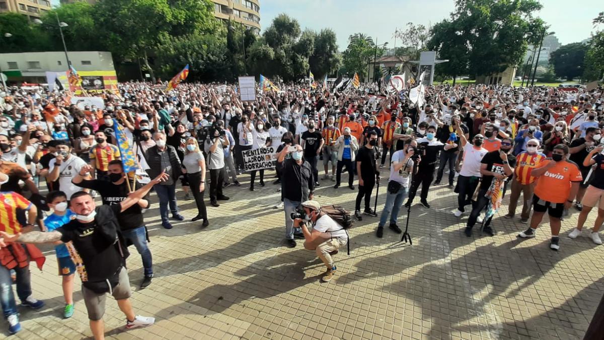 La afición del Valencia CF clama contra Lim