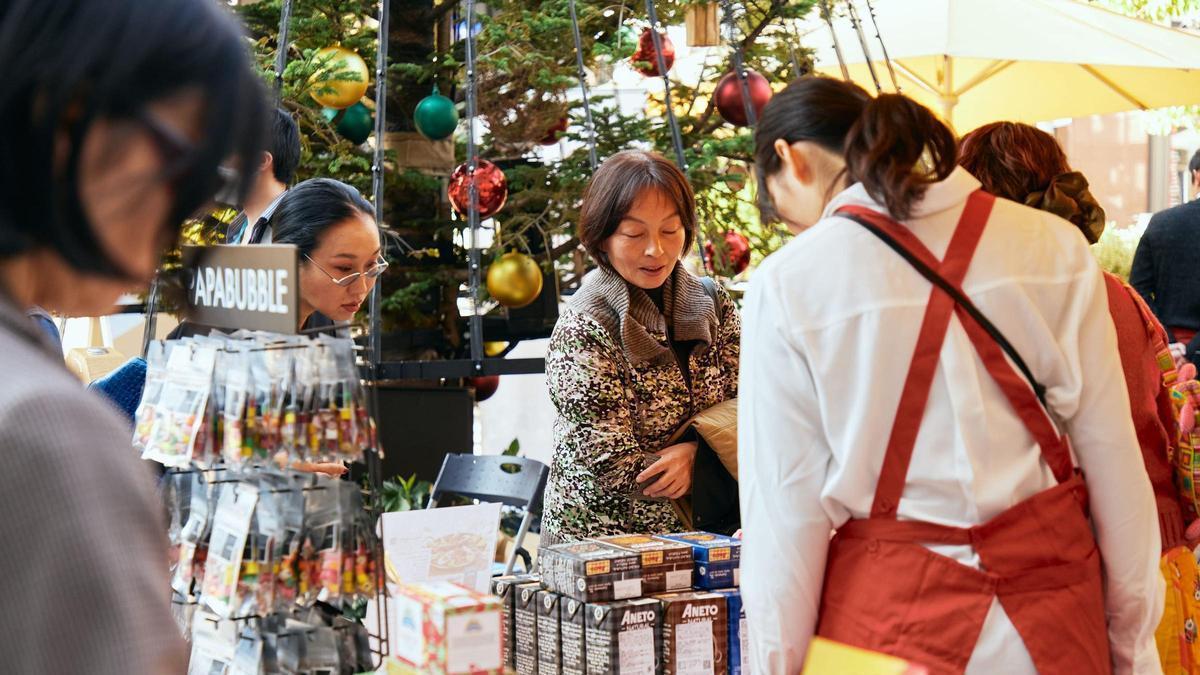 Una clienta japonesa en uno de los puestos del Catalan Food Street Show de Tokio.