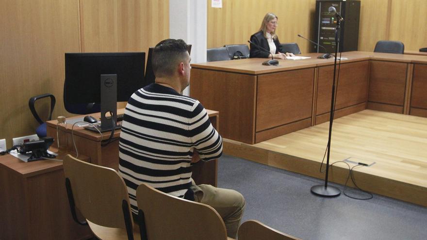 Manuel M. F., en el banquillo, este martes, en Ourense. |  Iñaki Osorio