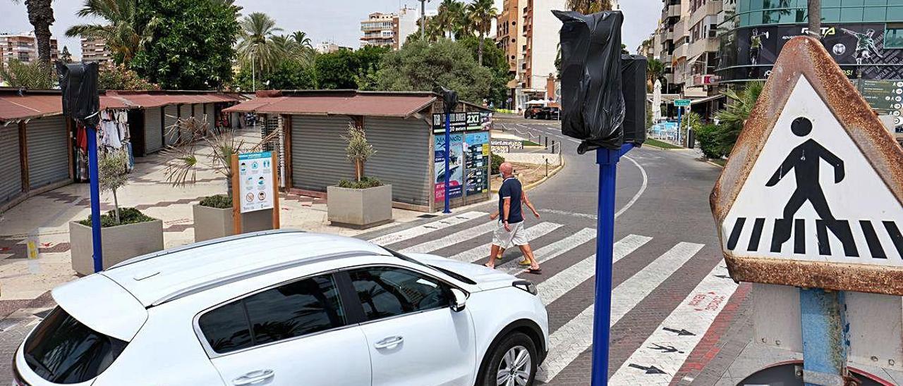 Los semáforos instalados en el cruce de los paseos de La Libertad y el marítimo de Juan Aparicio, a falta de la conexión eléctrica.