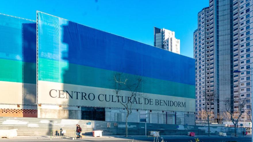 El Centro Cultural cubierto con lonas.